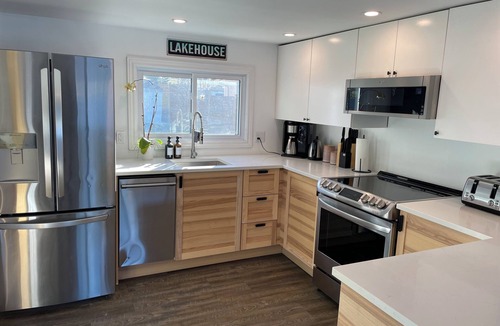 Westport House | Cozy Modern Lake House w/Hot Tub! Pet friendly.