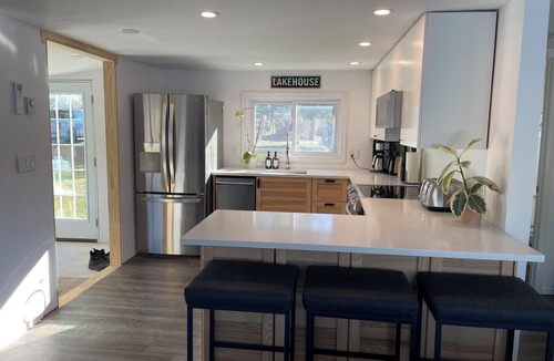 Westport House | Cozy Modern Lake House w/Hot Tub! Pet friendly.