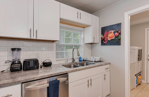 Enderly Park House | Cozy Modern Retreat Centrally Located Free Parking