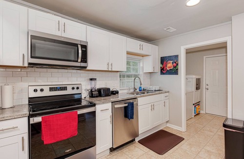 Enderly Park House | Cozy Modern Retreat Centrally Located Free Parking