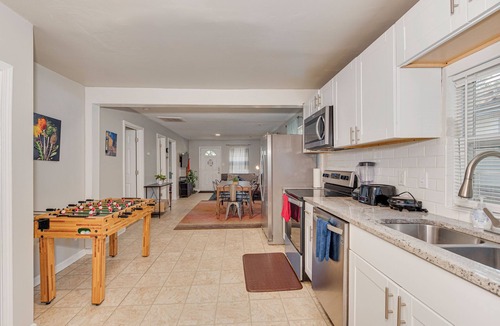 Enderly Park House | Cozy Modern Retreat Centrally Located Free Parking