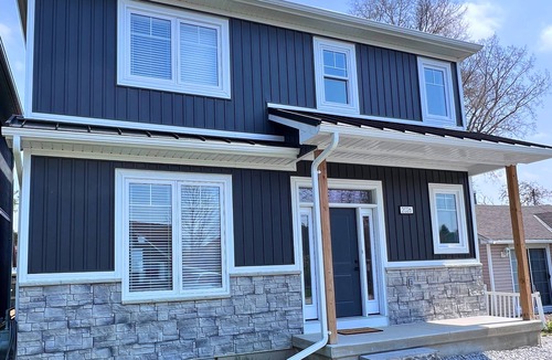 Sarnia House | Cozy Modern Retreat Home 30sec Walk to the Beach w/Hot Tub