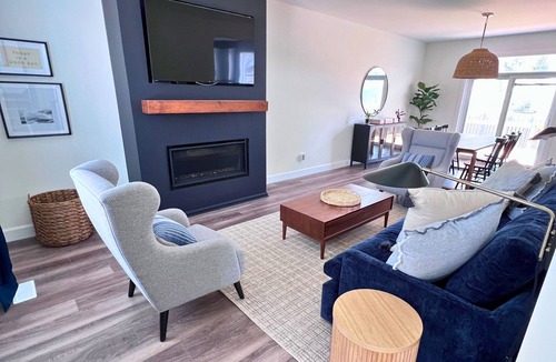 Sarnia House | Cozy Modern Retreat Home 30sec Walk to the Beach w/Hot Tub