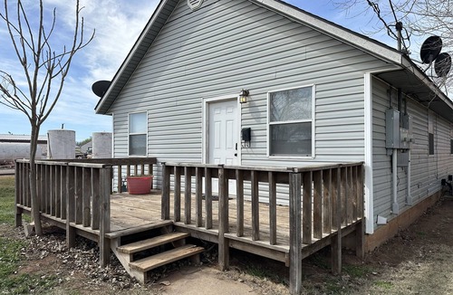 Sayre Apartment | Cozy modern small town apartment pet and child friendly large parking