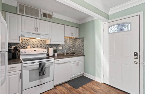Denton Apartment | Cozy, modern space⭐️Walk to TWU⭐️KING bed⭐Sleeps 4