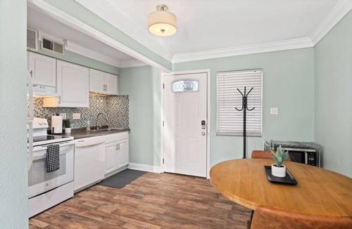 Denton Apartment | Cozy, modern space⭐️Walk to TWU⭐️KING bed⭐Sleeps 4