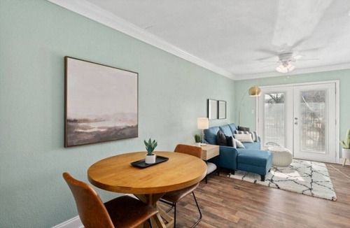 Denton Apartment | Cozy, modern space⭐️Walk to TWU⭐️KING bed⭐Sleeps 4