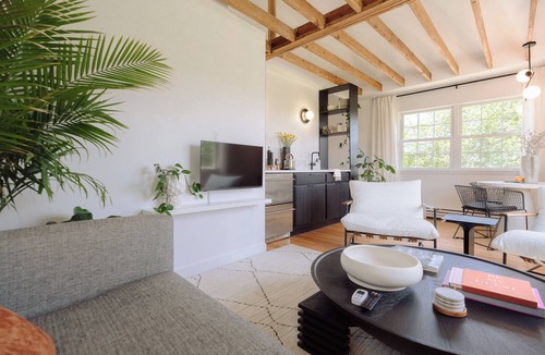 New Windsor House | Cozy + Modern Stay for Winter Getaways, The Nook