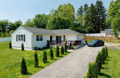 New Windsor House | Cozy + Modern Stay for Winter Getaways, The Nook