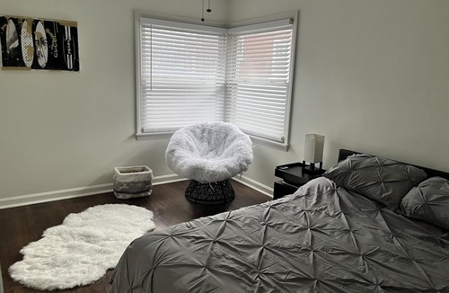 Elmhurst House | Cozy, modern, & steps to shops! Pet friendly too!