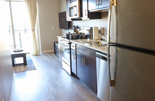 Union Park Apartment | Cozy modern studio apartment with work out room, underground parking, and W/D