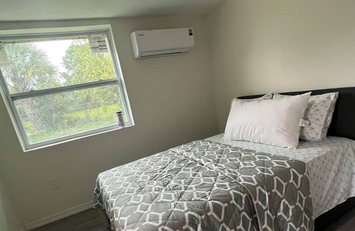 Oak Ridge Apartment | Cozy Modern Studio