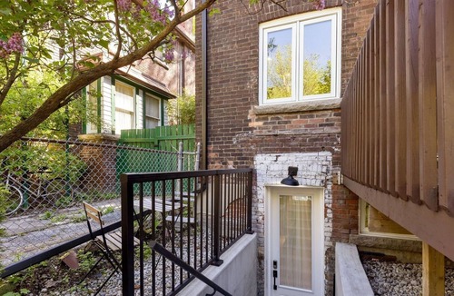 Parkdale Apartment | Cozy & modern suite in Toronto - steps from Transit and the Lake!