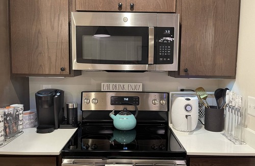 Ankeny House | Cozy Modern Townhome