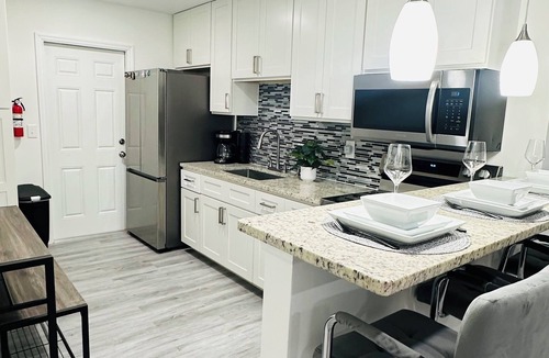 Bayshore Gardens House | Cozy Modern Unit Near IMG & Beaches