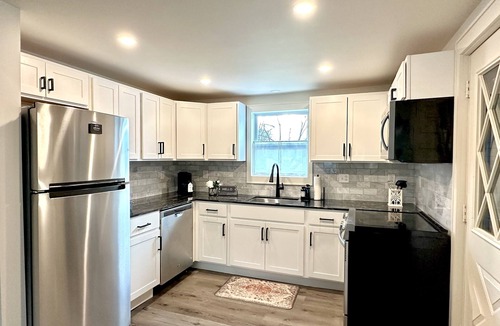 Utica House | Cozy Modern Utica Retreat 2BD Private Home Near Hospital, Downtown & Dining