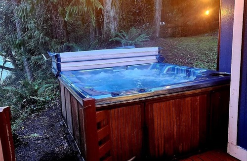 Jordan Road-Canyon Creek Cabin | Cozy Mountain Cabin on the River