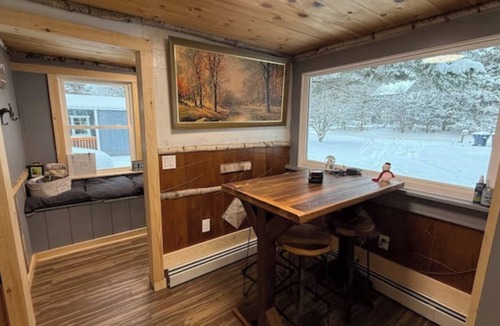 Jay House | Cozy mountain cabin - 10 min to skiing, hiking & biking