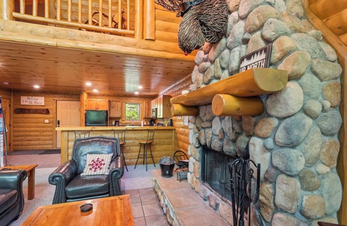 Boyne City Cabin | Cozy Mountain Cabin| Private Hot Tub| Ski-in/Ski-out | Sleeps 8 | 3 Bedroom