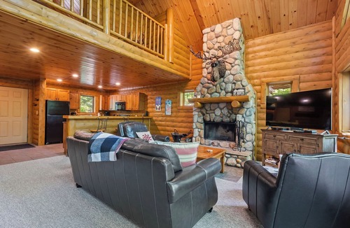 Boyne City Cabin | Cozy Mountain Cabin| Private Hot Tub| Ski-in/Ski-out | Sleeps 8 | 3 Bedroom