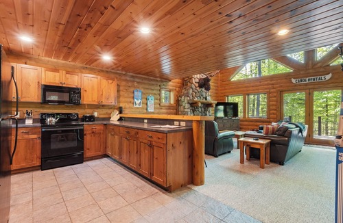 Boyne City Cabin | Cozy Mountain Cabin| Private Hot Tub| Ski-in/Ski-out | Sleeps 8 | 3 Bedroom