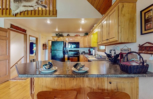 Murphy House | Cozy mountain cabin with hot tub, fire pit & stunning views
