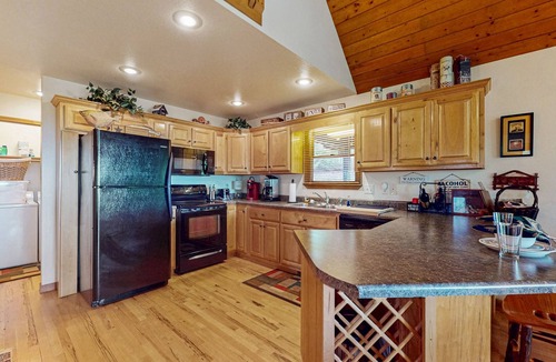 Murphy House | Cozy mountain cabin with hot tub, fire pit & stunning views