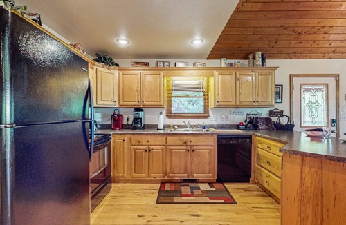 Murphy House | Cozy mountain cabin with hot tub, fire pit & stunning views