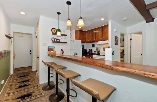 Boulder Bay Condo | Cozy Mountain Condo Community Pool & Jacuzzi Pet-Friendly