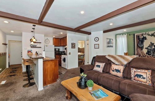 Boulder Bay Condo | Cozy Mountain Condo Community Pool & Jacuzzi Pet-Friendly