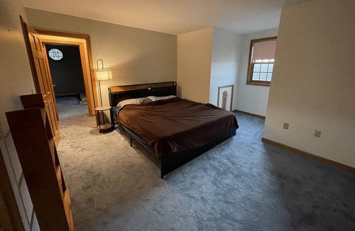 Clarendon House | Cozy Mountain Cottage perfect for ski weekend. Pet Friendly!