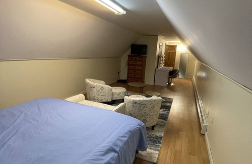 Clarendon House | Cozy Mountain Cottage perfect for ski weekend. Pet Friendly!