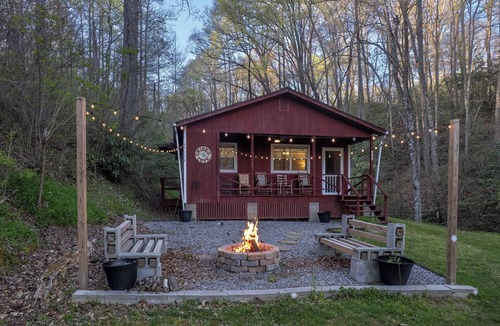 Whittier Cabin | Cozy Mountain Cottage in The Smokies
