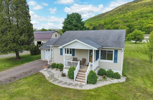 Benton House | Cozy Mountain Getaway - Near Rickett’s Glen