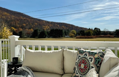 Benton House | Cozy Mountain Getaway - Near Rickett’s Glen