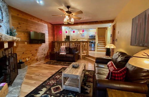 Seven Springs Condo | Cozy Mountain Getaway w/Hot Tub at Seven Springs Resort