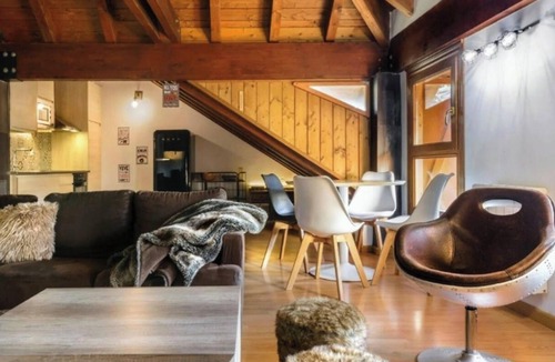 Jaca Apartment | Cozy Mountain-Style Apartment with Fireplace, 15 mins from Jaca