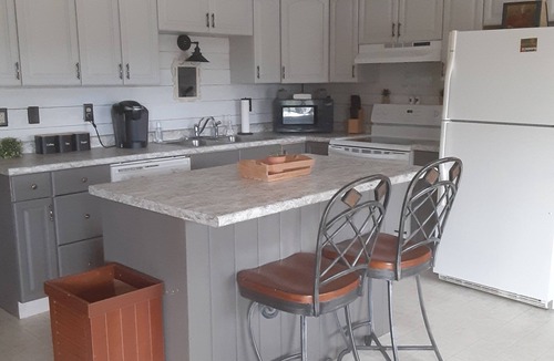 Brighton House | Cozy Mountain View Retreat