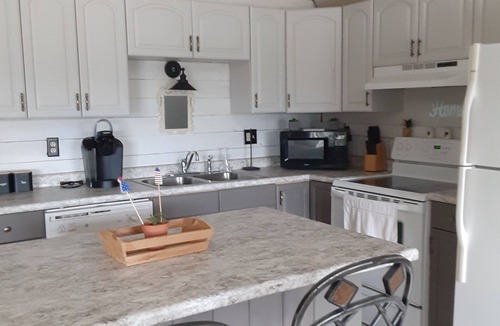 Brighton House | Cozy Mountain View Retreat