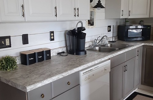 Brighton House | Cozy Mountain View Retreat