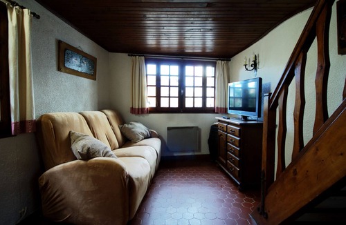Estavar Cottage | Cozy mountain village house.