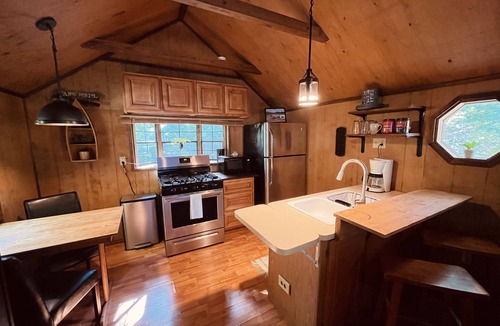Grand Rivers Cabin | Cozy Mulberry Cabin retreat for two at KY Lake