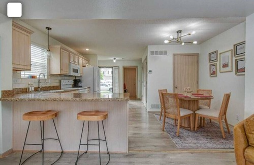 Lee's Summit House | Cozy n’ beautiful 3-bedroom townhome in peaceful Lee's Summit with AC comfort
