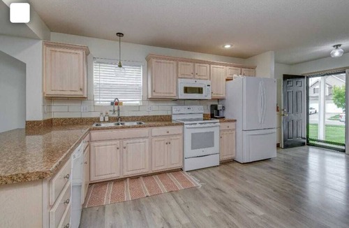Lee's Summit House | Cozy n’ beautiful 3-bedroom townhome in peaceful Lee's Summit with AC comfort