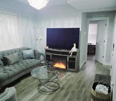Essex Apartment | Cozy & Near Downtown & Hyde Park