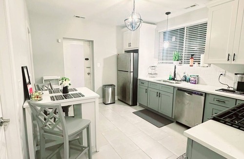 Essex House | Cozy & Near Downtown, Hyde Park & the Metra