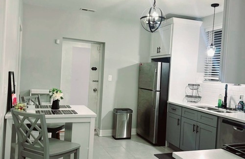Essex House | Cozy & Near Downtown, Hyde Park & the Metra