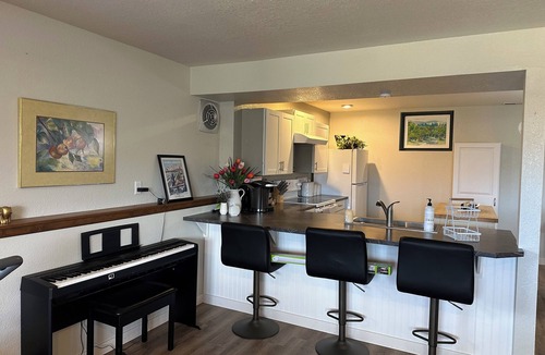 East Wenatchee Apartment | Cozy Neighborhood Retreat. Spacious kitchen. Large 1 bedroom 1 bath suite.