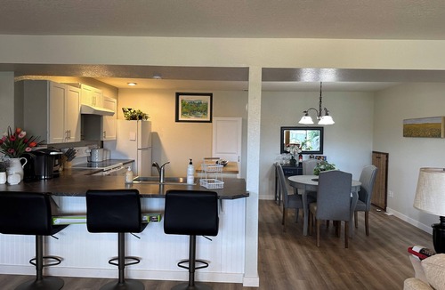 East Wenatchee Apartment | Cozy Neighborhood Retreat. Spacious kitchen. Large 1 bedroom 1 bath suite.