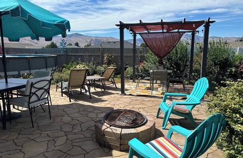 East Wenatchee Apartment | Cozy Neighborhood Retreat. Spacious kitchen. Large 1 bedroom 1 bath suite.